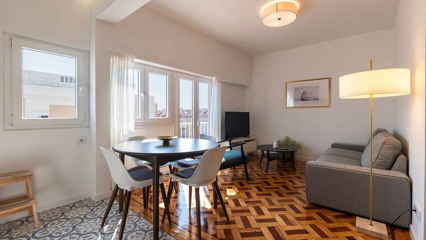 Appartement entier, Stunning 3Bdr Flat w/ Balcony & Ac by Lovelystay in Cascais e Estoril, Costa de Lisboa