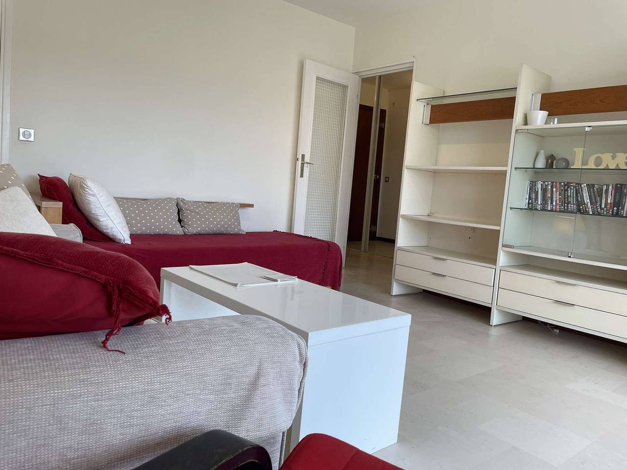 Entire apartment, Seaside Apartment with Private Parking, Balcony, and Easy Beach Access in Antibes, Cannes region