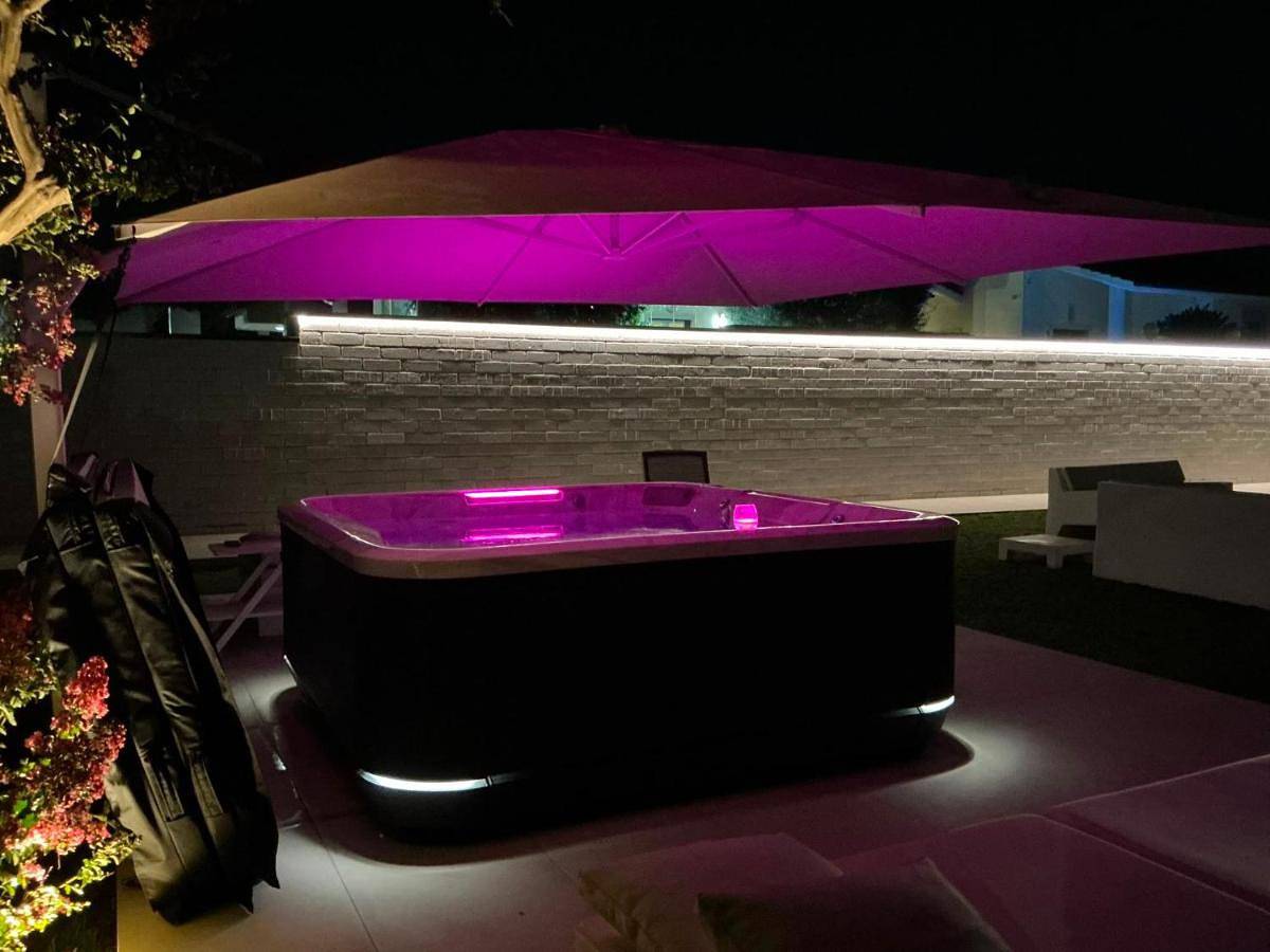 Villa Karina - Luxury Suite, Jacuzzi Pool & Garden Ostia Rome in Infernetto (Roma), Roma