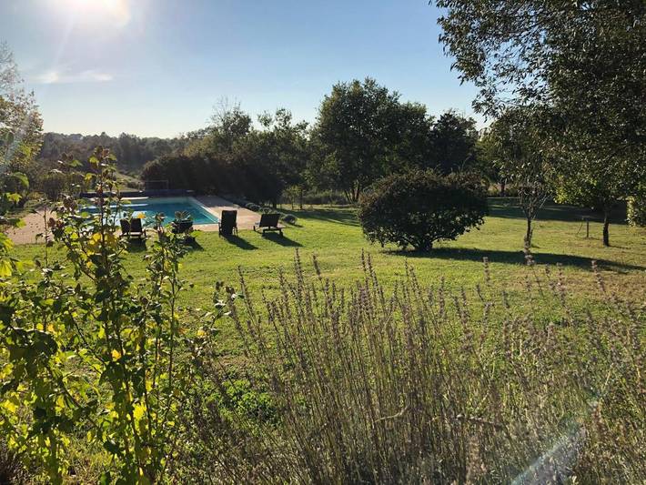 Location de vacances pour 4 personnes, avec vue ainsi que jardin et piscine à Saint-Privat-des-Prés - 3