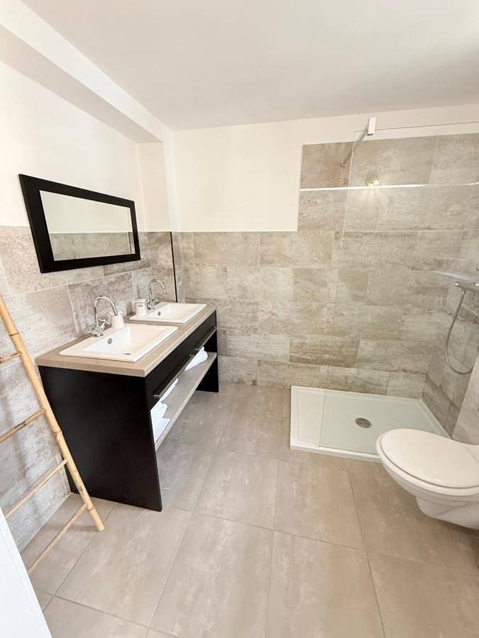 Hôtel pour 2 personnes, avec terrasse dans Gare De Bastia - 2