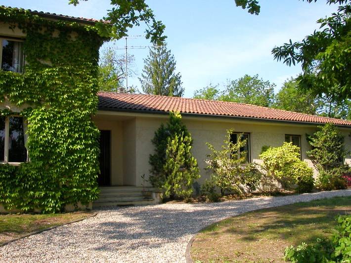 Location de vacances pour 24 personnes, avec terrasse ainsi que jardin et piscine en Gironde - 2
