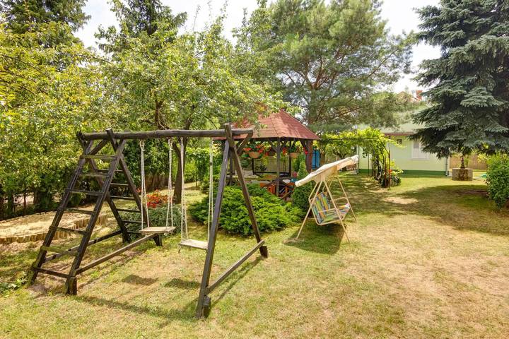 Ganze Ferienwohnung, Ferienwohnung nur 200 m von dem Strand entfernt in Balatonmariafürdö, Plattensee Südufer