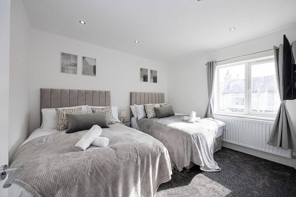 Sleek Retreat:Modern Home-Games Room&Cinema&nbsp;Lounge in Bolton, Greater Manchester