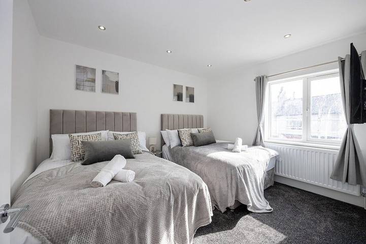 Sleek Retreat:Modern Home-Games Room & Cinema Lounge in Bolton, Grand Manchester