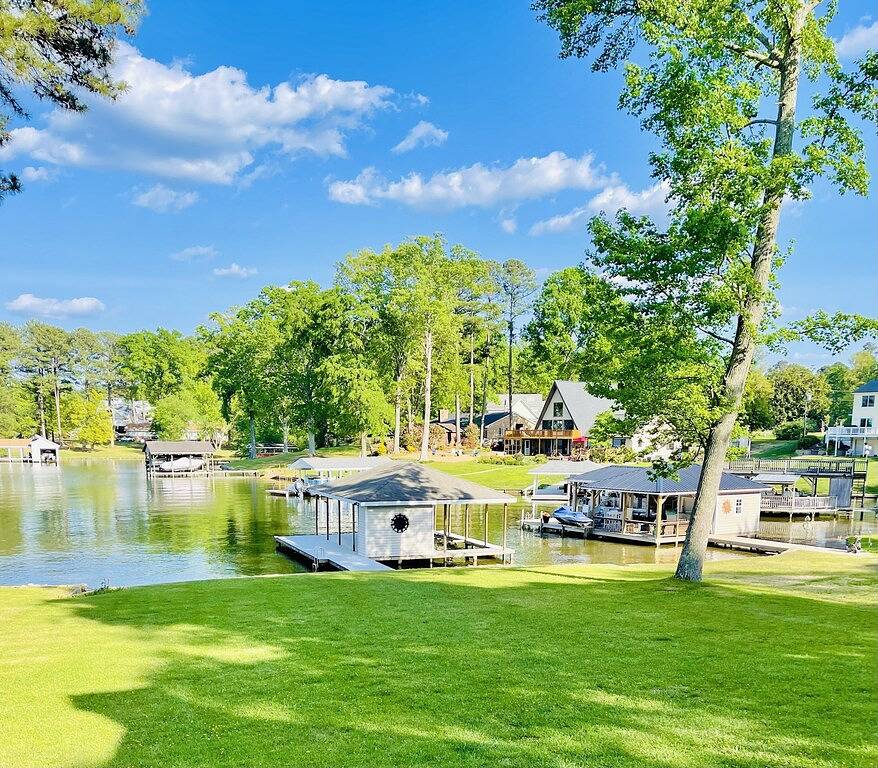 💥Luxury Waterfront Retreat Fully Renovated Hottub Kayaks Paddle board Gameroom in Lake Gaston