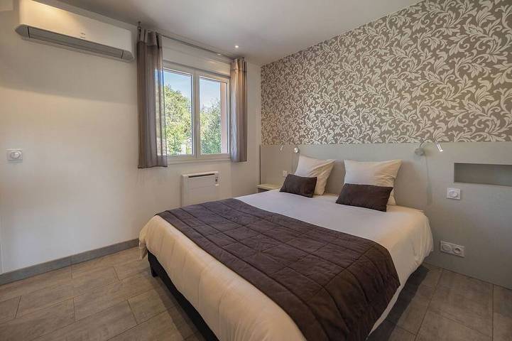 Location de vacances pour 8 personnes, avec terrasse ainsi que jardin et jacuzzi à Saint-Alban-Auriolles - 3