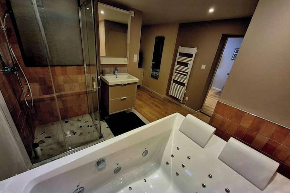Entire apartment, Jacuzzi apartment with terrace in Vernon (Normandy), Évreux region