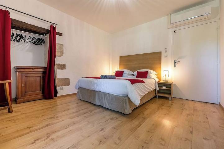 Location de vacances pour 4 personnes, avec sauna et jardin ainsi que jacuzzi et piscine, animaux acceptés à Ajat - 3