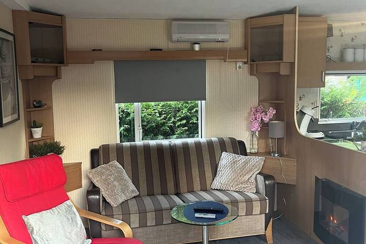 Chalet für 4 Personen, mit Terrasse und Garten sowie Pool - 1