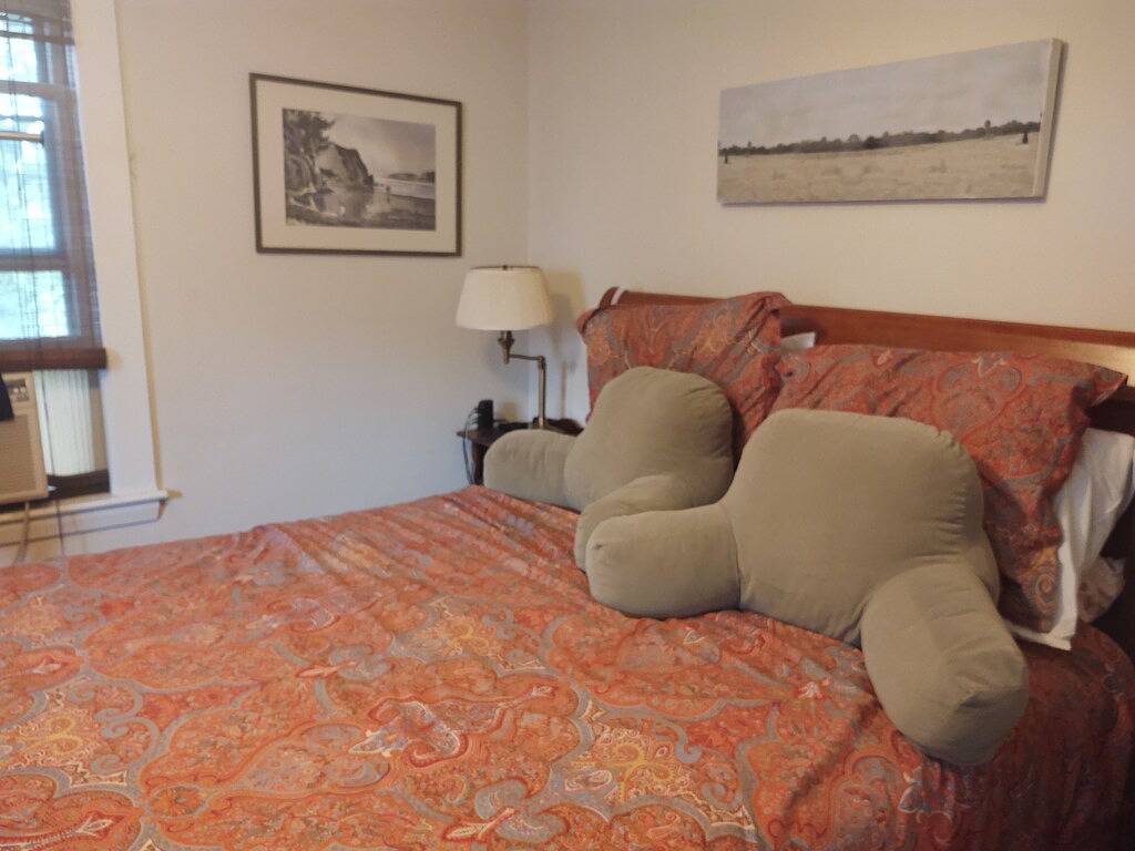 2nd Floor Apartment 5 minutes to the subway to Boston & Cambridge. in Boston, Massachusetts