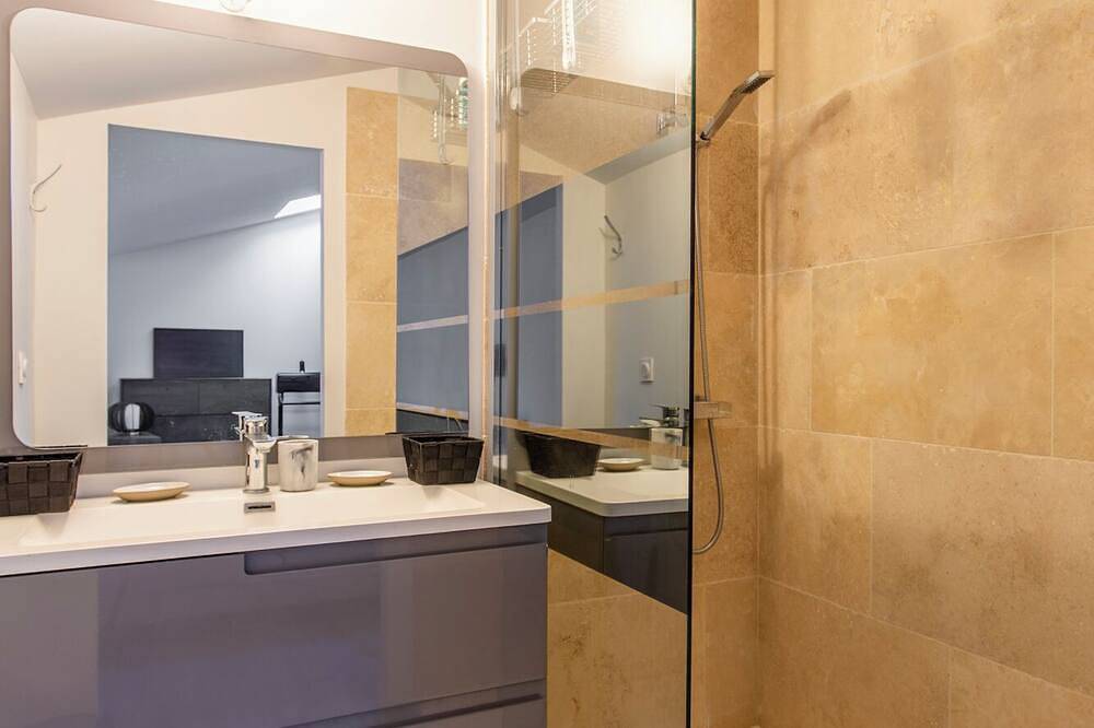 Village house, 98m2, 2 bedrooms, terrace, swimming pool, air-conditioned, private parking in Fontvieille, Arles und Umgebung