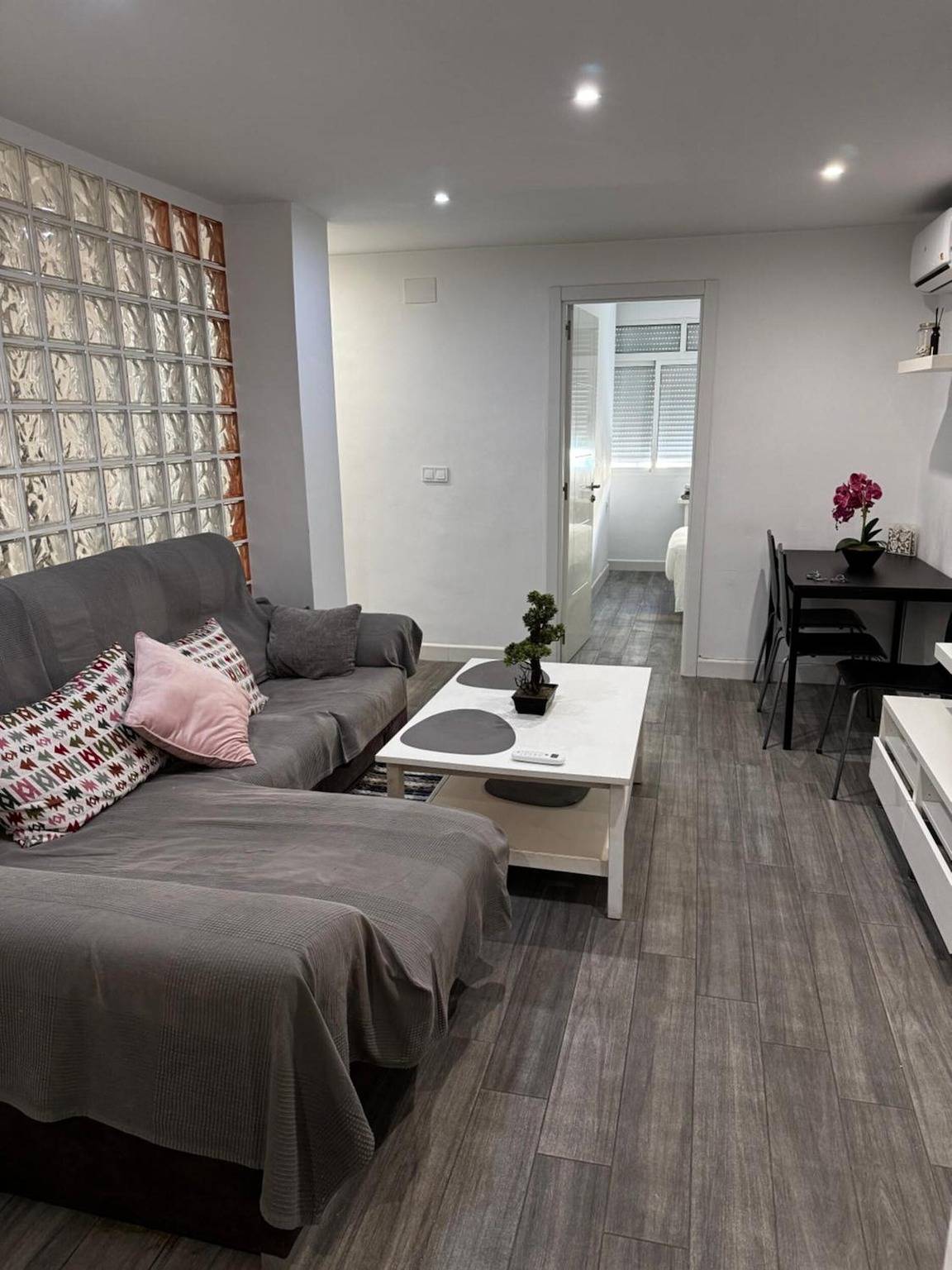 Apartamento entero, Apartamento 'Nueva Málaga House' con Wi-Fi y aire acondicionado in Bailén-Miraflores, Málaga