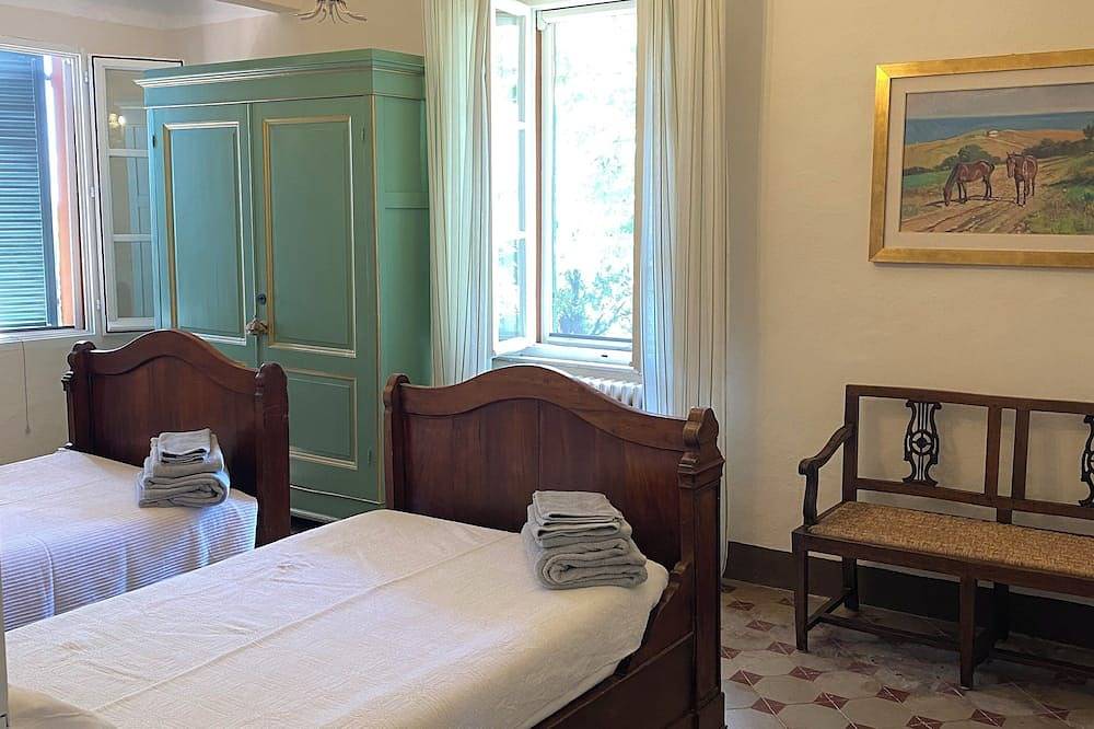 Spacious villa with stunning pool, luscious gardens in Siena, Siena Province