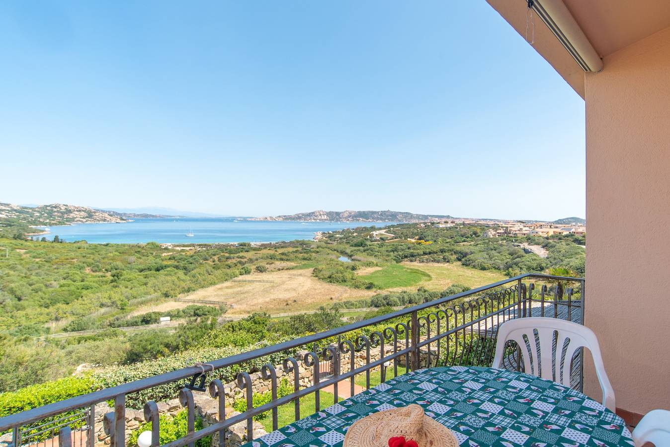 Appartement entier, Appartement de vacances avec vue panoramique sur la mer et balcon ; places de parking disponibles ; animaux domestiques admis. in Palau (town), Palau (Sardaigne)