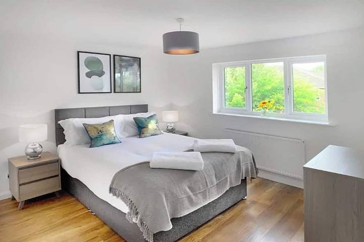 Guildford - Modern 2 Bedroom House in Guildford, Surrey