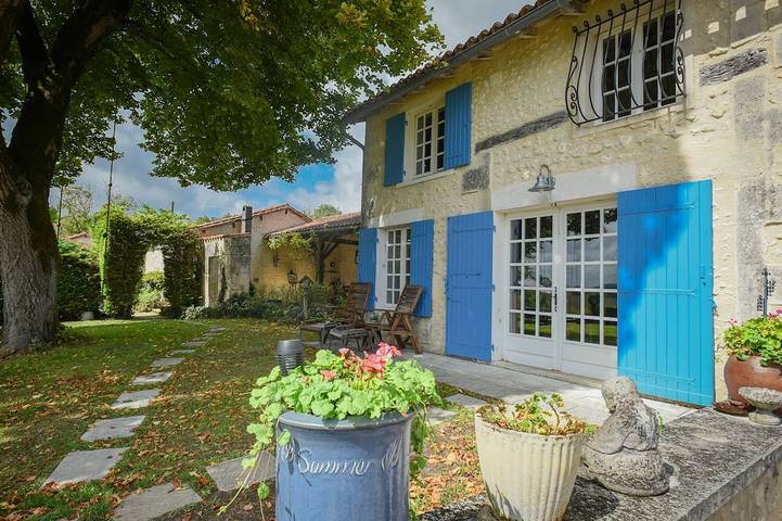 Ferienhaus für 18 Personen, mit Terrasse und Garten in Lusignac