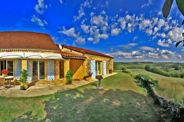 Location de vacances pour 5 personnes, avec jardin ainsi que piscine et terrasse, animaux acceptés à Salignac-Eyvigues