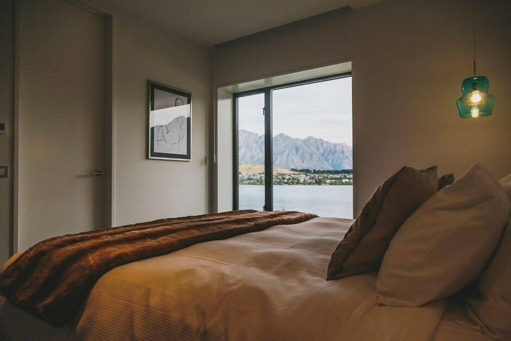 Das preisgekrönte Lakehouse Joela - spektakuläres Design, Luxus, Lage und Aussicht in Queenstown, Otago