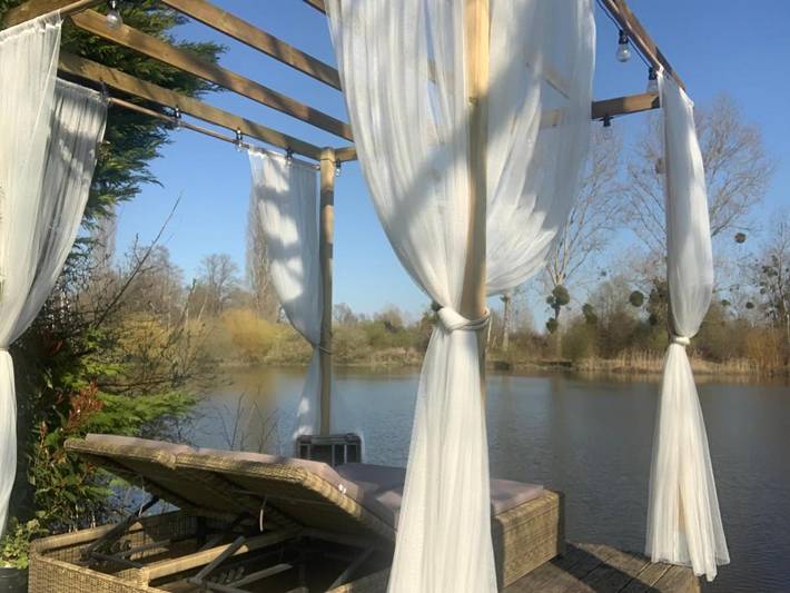 Gîte pour 2 personnes, avec Jacuzzi et Terrasse ainsi que Jardin et Vue sur le lac à Prouilly
