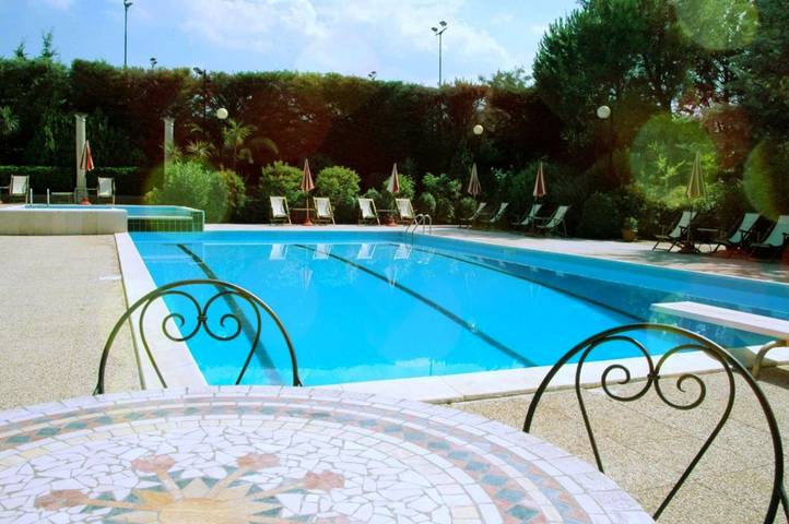 Apartahotel para 3 personas, con jardín y piscina para niños además de piscina y vistas en Apulia