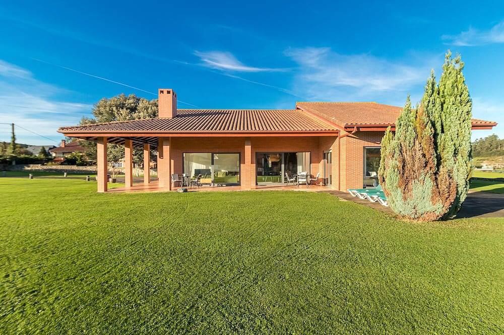 Villa Monasterio just 15 minutes from Santander in Camargo, Cantabrian Coast