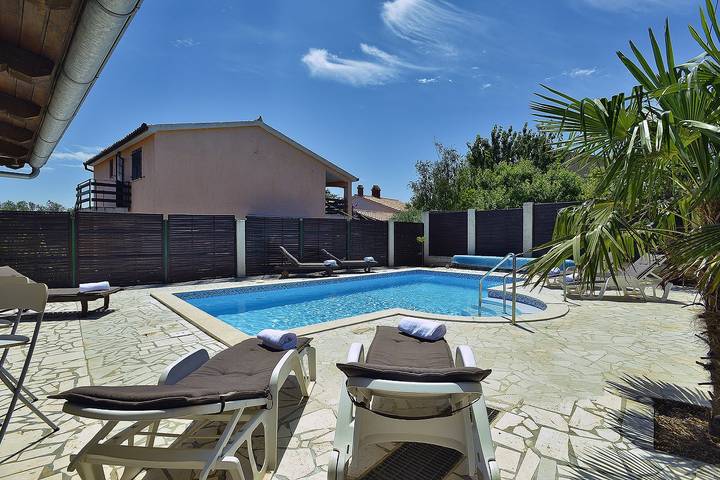 Ferienhaus für 10 Personen, mit Terrasse und Garten sowie Pool, kinderfreundlich in Pula-Medulin - 2