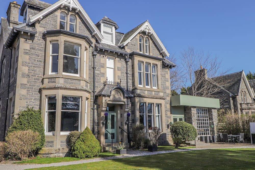 Glenspey, pet friendly, character holiday cottage in Kingussie in Kingussie, Cairngorms National Park