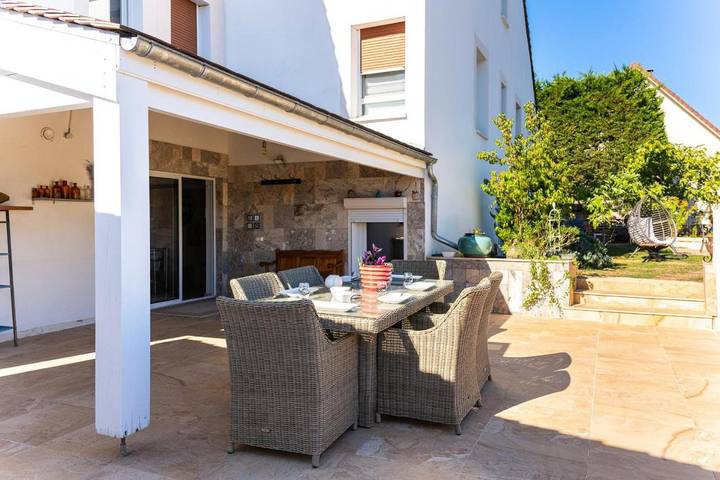 Appartement de vacances pour 8 personnes, avec Terrasse ainsi que Jardin et Vue à Daix (Côte-d'Or)