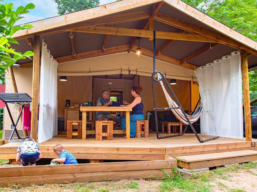 Flower Camping l'Ile d'Offard - Canvas and wooden tent 5 persons - Cabane Cotton Toilée Confort 35m² + Tv in Saumur, Loire Valley