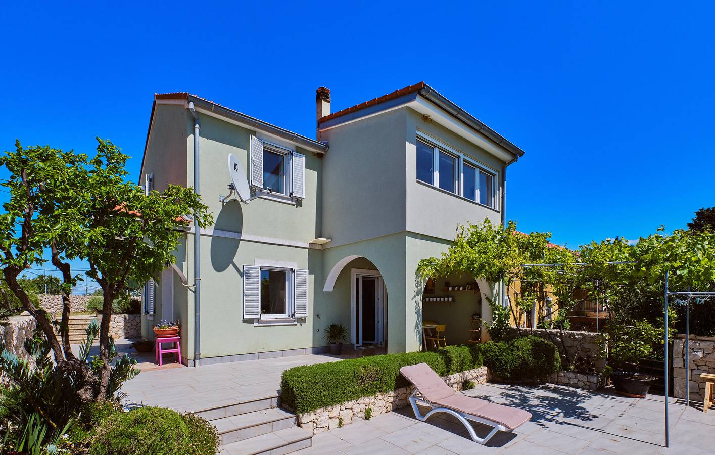 Gemütlich, 1,5 km von der Küste entfernt: Modernes Apartment mit WLAN, Klimaanlage und Terrasse in Lošinj, Cres