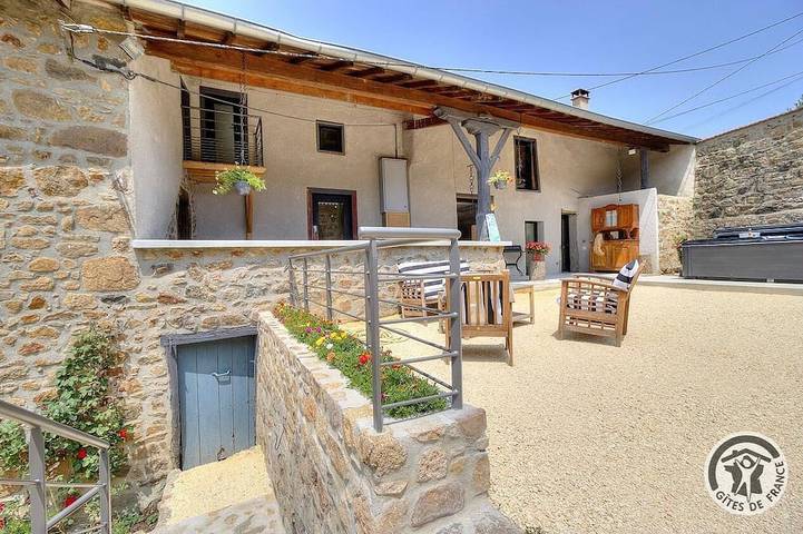 Location de vacances pour 15 personnes, avec jardin à Villechenève