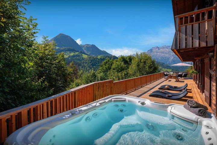 Chalet pour 8 personnes, avec jacuzzi et jardin, adapté aux familles à Manigod