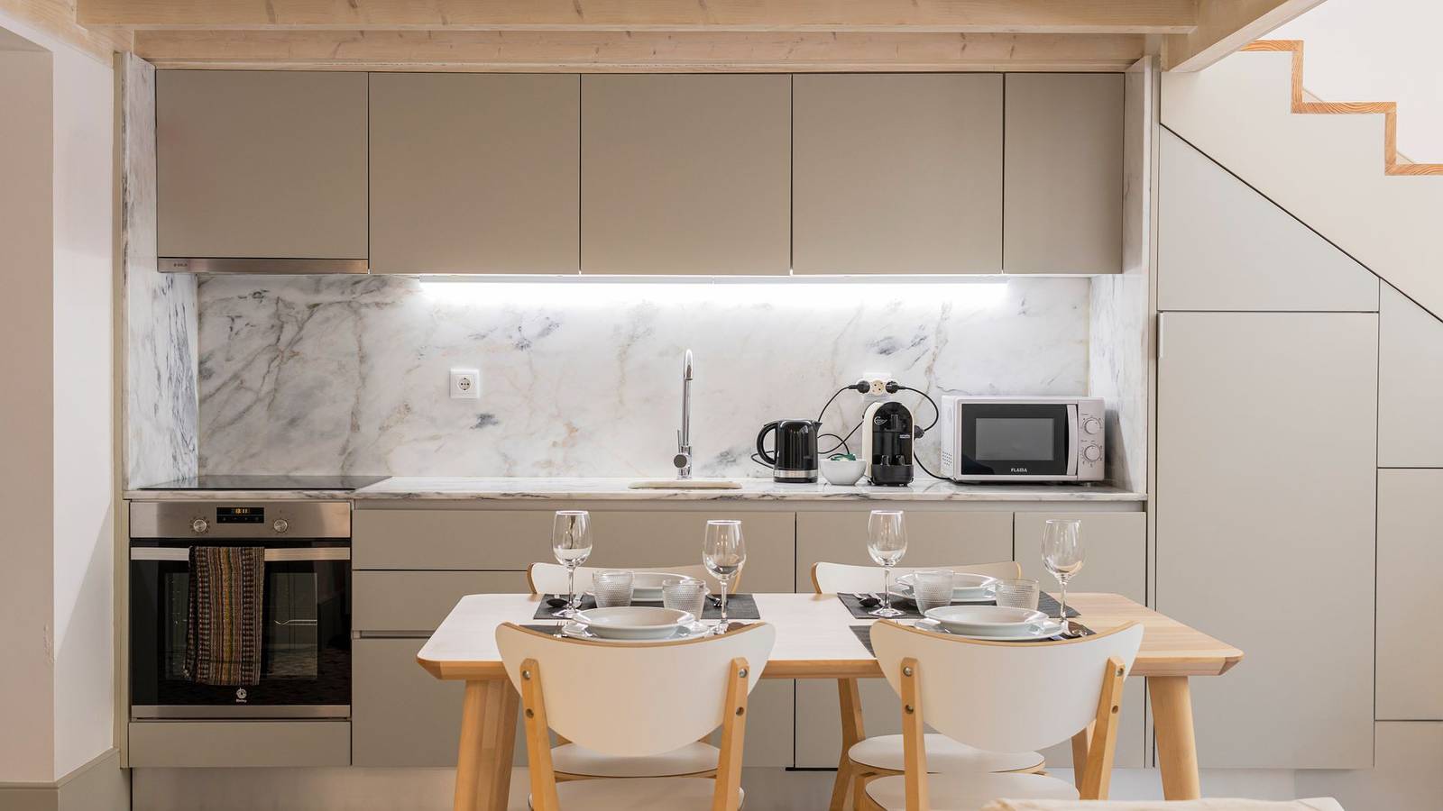 Entire apartment, Central Stunning Duplex w/ Patio by Lovelystay in Sé (Porto), Porto
