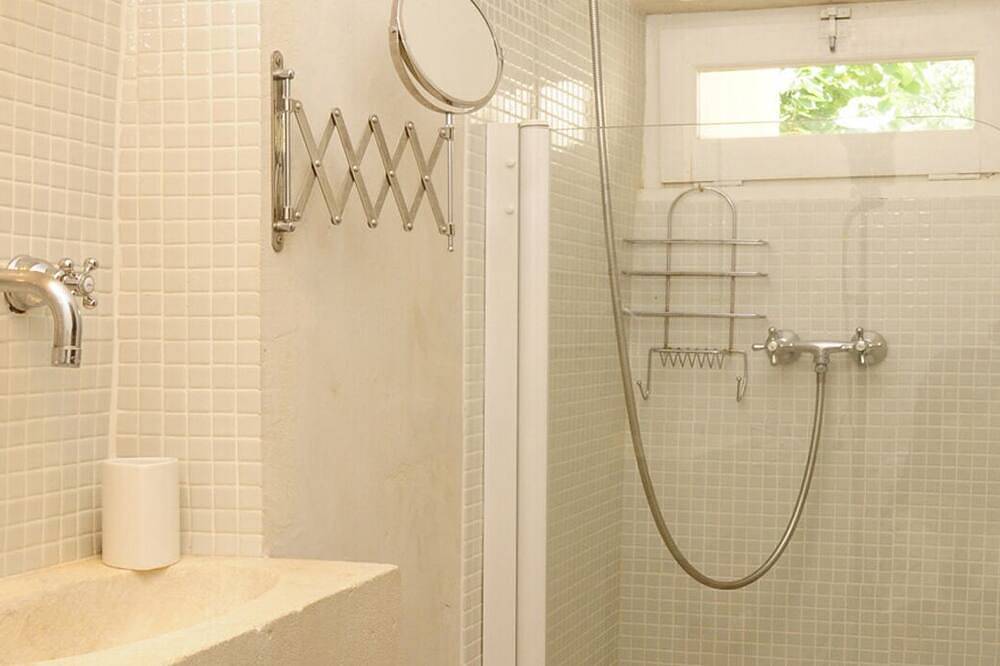 Entire apartment, Gîte Cerisier - in the Provencal farmhouse of Domaine Faverot in Maubec, Parc naturel régional du Luberon