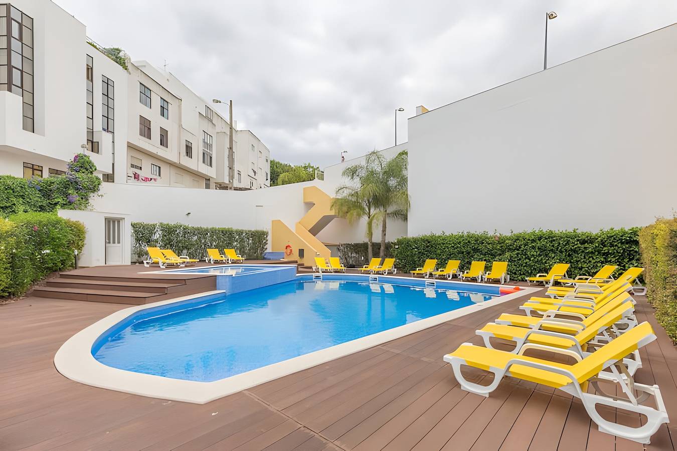 Appartement entier, Appartement 'T1 Garden Hill' avec piscine partagée, Wi-Fi et climatisation in Albufeira e Olhos de Água, District de Faro