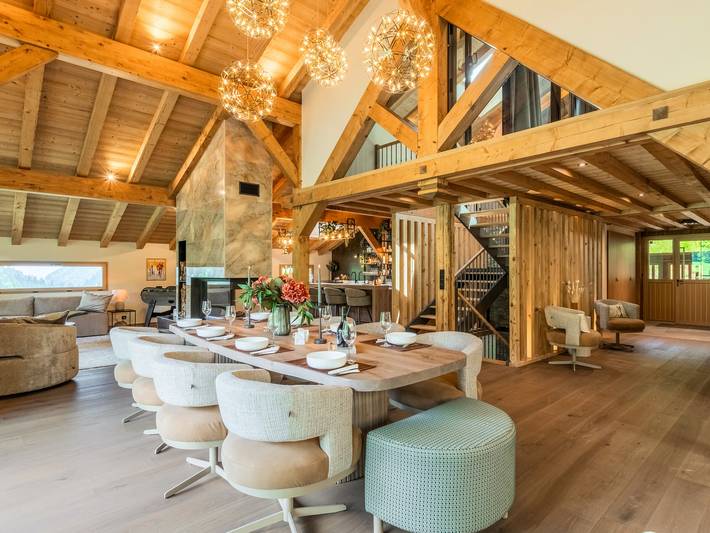 Gîte pour 15 personnes, avec Balcon et Jacuzzi ainsi que Terrasse et Jardin