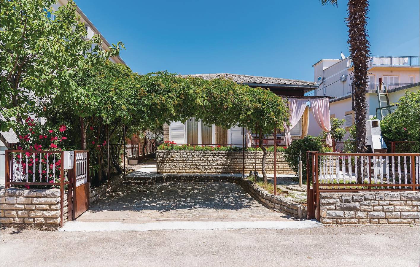 Ferienhaus für 6 Personen mit Terrasse in Vodice, Šibenik-Knin