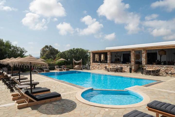 Hôtel pour 3 personnes, avec piscine et jardin ainsi que vue et bassin pour enfant