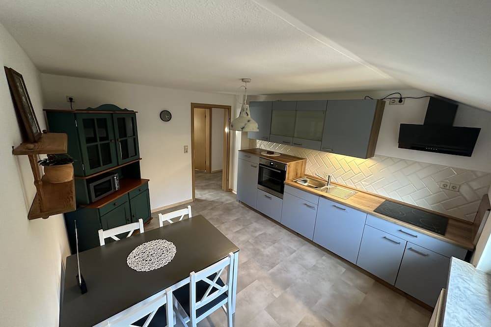 Ganze Wohnung, Gemütliche Dg Ferienwohnung mit Balkon für 1 - 5 Personen in Neustadt bei Coburg, Oberes Maintal - Coburger Land