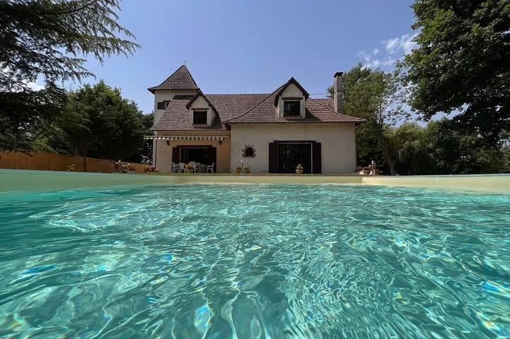 Location de vacances pour 14 personnes, avec Jacuzzi ainsi que Terrasse et Jardin à Saint-Hilaire-de-Court