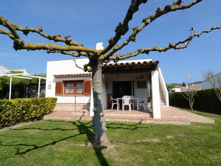 Casa de 3 habitaciones en L'Estartit con jardín y piscina comunitaria in Torroella de Montgrí, Costa Brava
