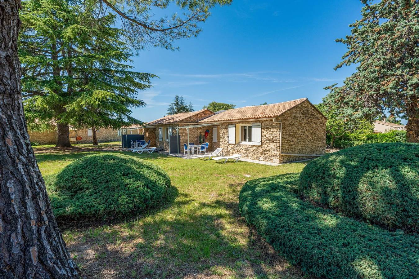 Geheel vakantieappartement, Provencal country house T2 in a tourist residence in La Roque-sur-Pernes, Vaucluse