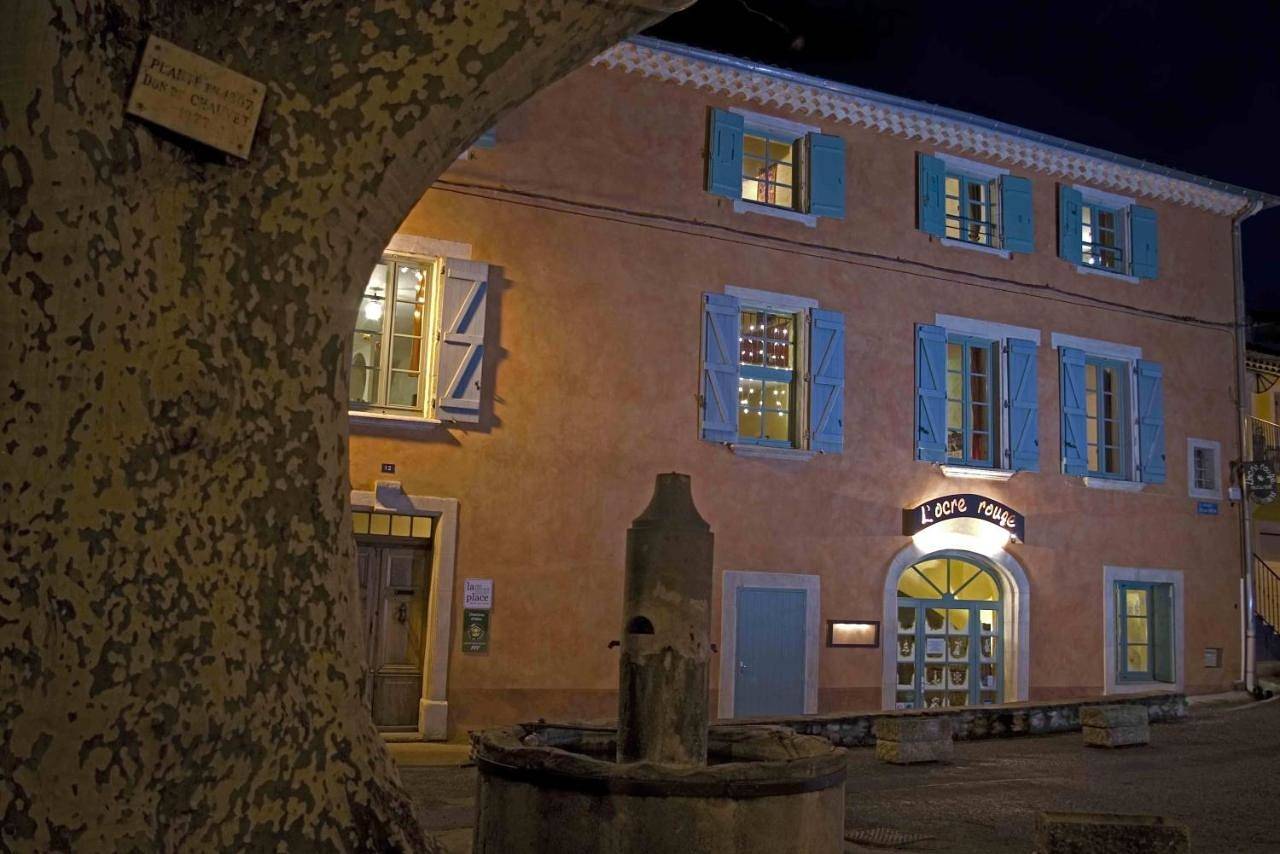 Des Lits Sur La Place in Hérépian, Région de Béziers