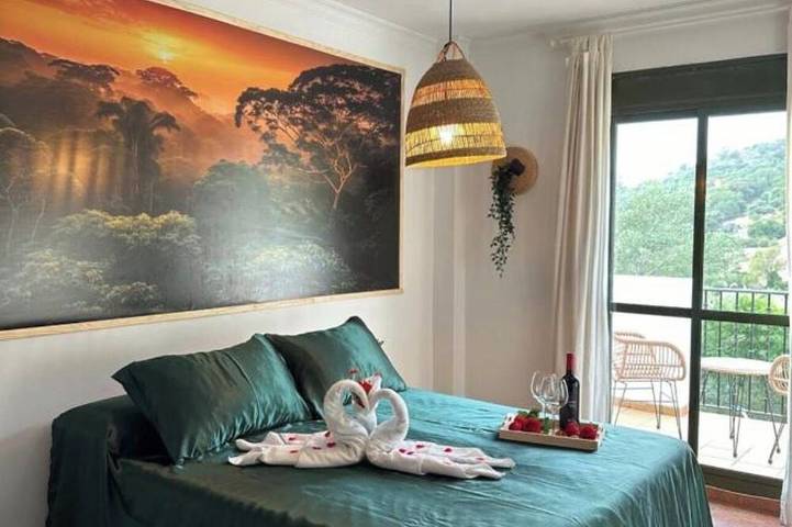 Ganze Wohnung, Luxurious Suite in the middle of nature. Jacuzzi, fireplace and incredible views. in Benamahoma, Grazalema