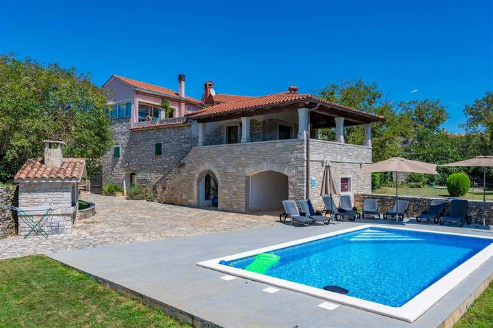Smještaj za odmor za 11 osoba, s Balkon i Terasa, kao i Vrt i Bazen u Stari grad Pazin