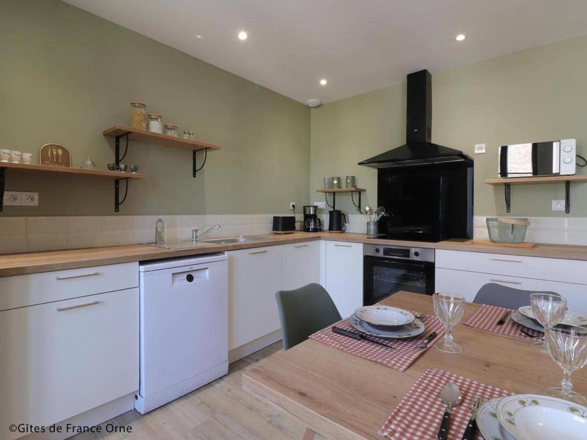 Maison familiale au cœur du village avec jardin clos et terrasse - Fr-1-497-252 in Le Mêle-sur-Sarthe, Parc naturel régional Normandie-Maine