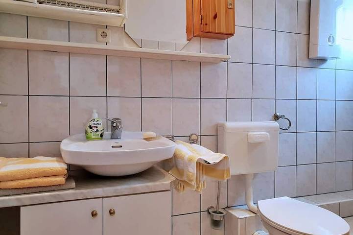Appartement entier, Appartement Bijelic - avec balcon, 480 m de la mer, BBQ, parking privé, pas de clim in Silo (Krk), Krk