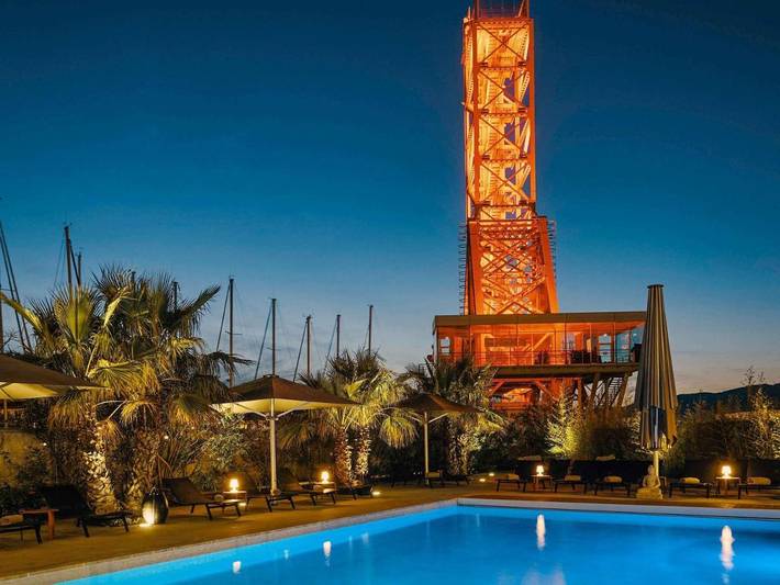 Hôtel pour 3 personnes, avec terrasse ainsi que sauna et piscine