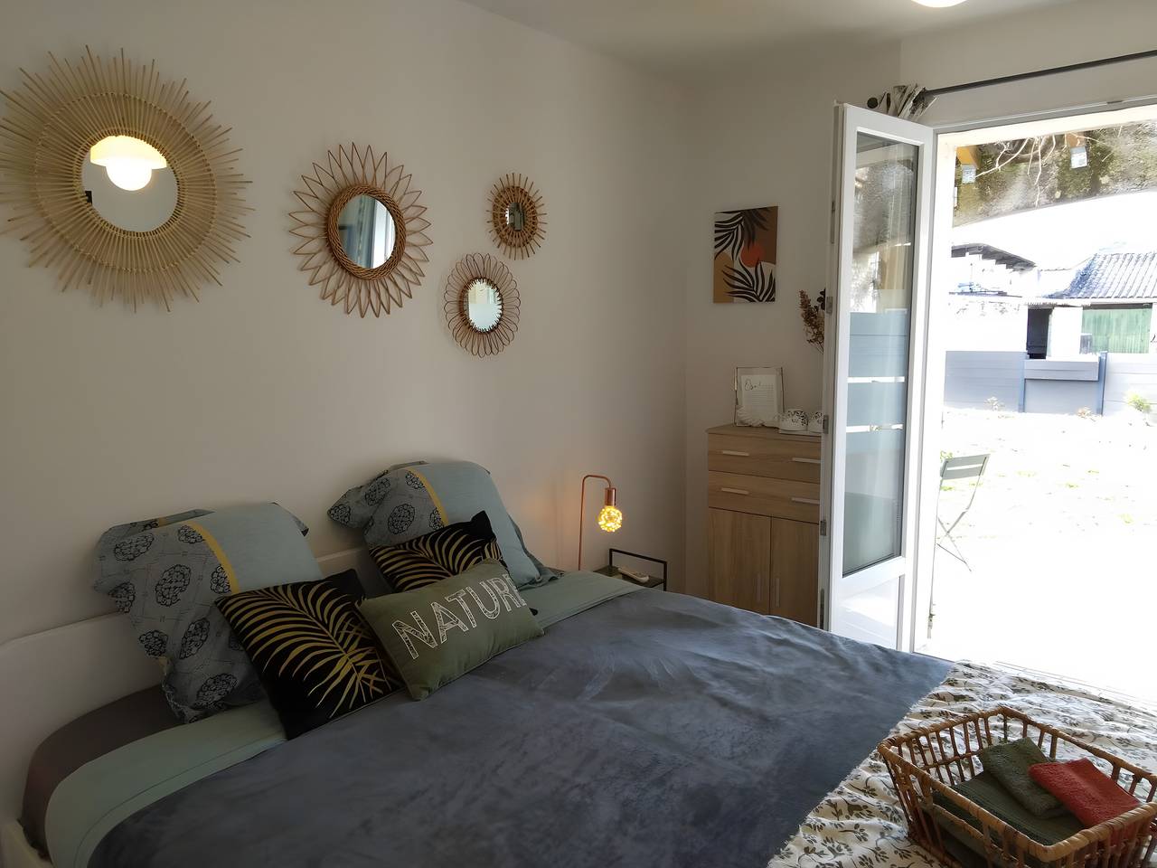 Gästezimmer 'A L'ombre Des Amandiers - Zimmer 2' mit Gemeinschaftspool, gemeinsamem Garten und Wlan in Saint-Martin-d'Ardèche, Gorges de l’Ardèche